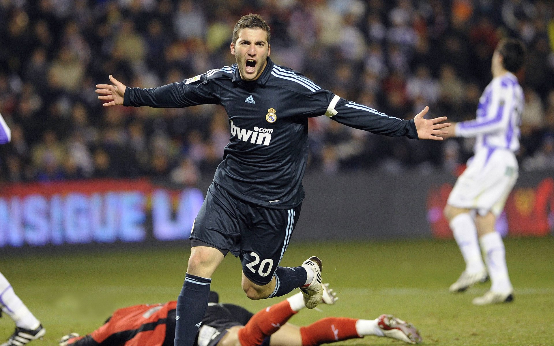 LEYU乐鱼体育官方网站-李明狂砍35分，全面爆发带领球队取胜！，李明进球集锦