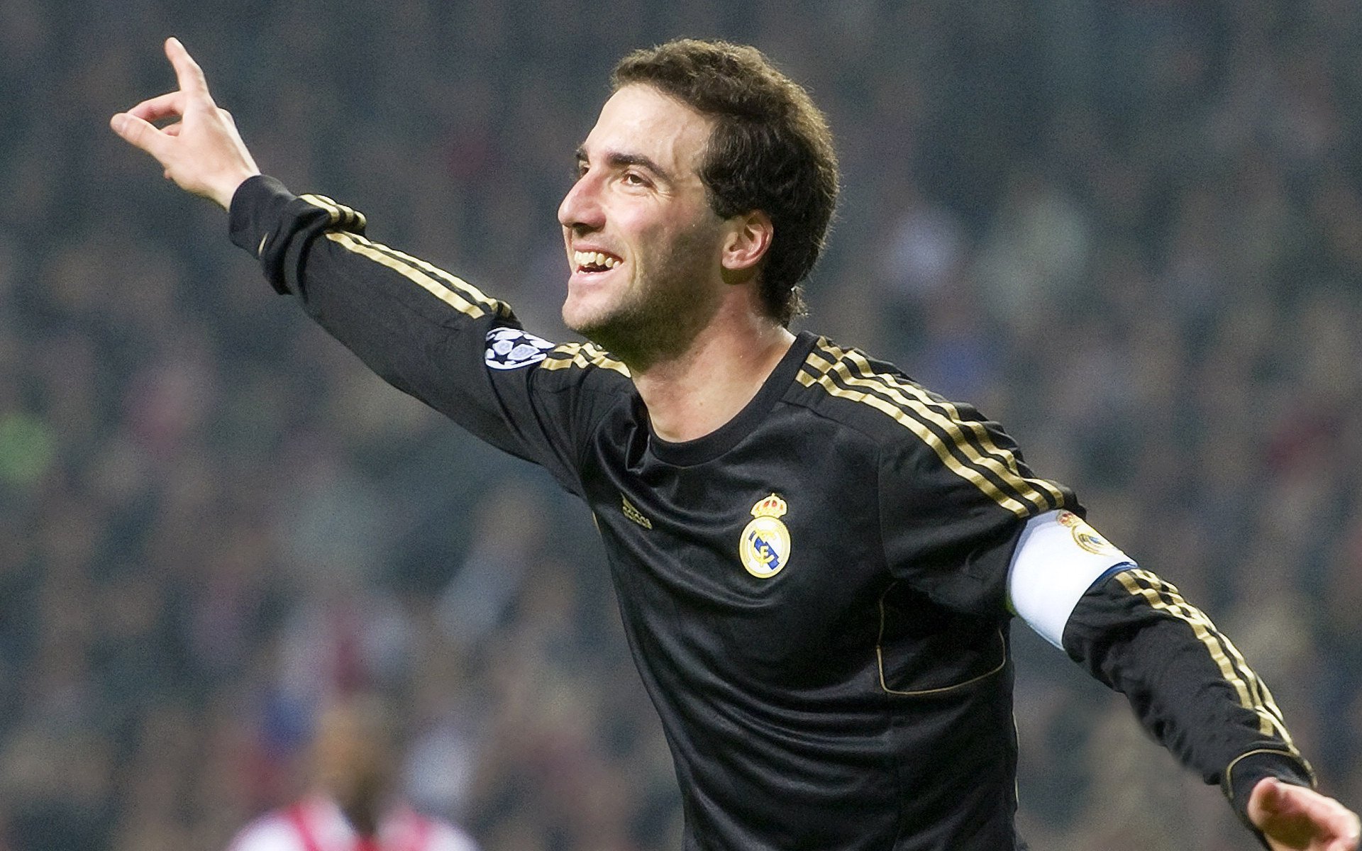 乐鱼体育App下载-法甲激战,客场胜出,比分2-1,关键数据:射门次数和控球率明显占优